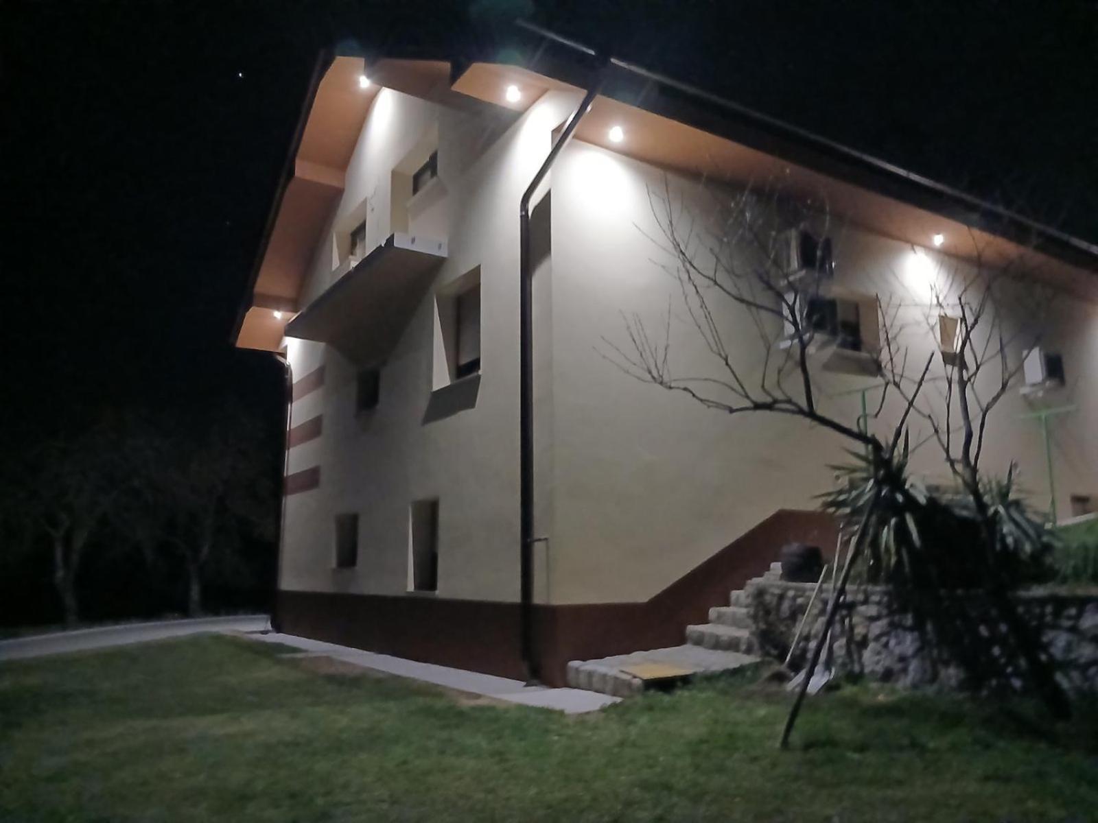 Luxury Ana With Hot Tub Visnja Gora